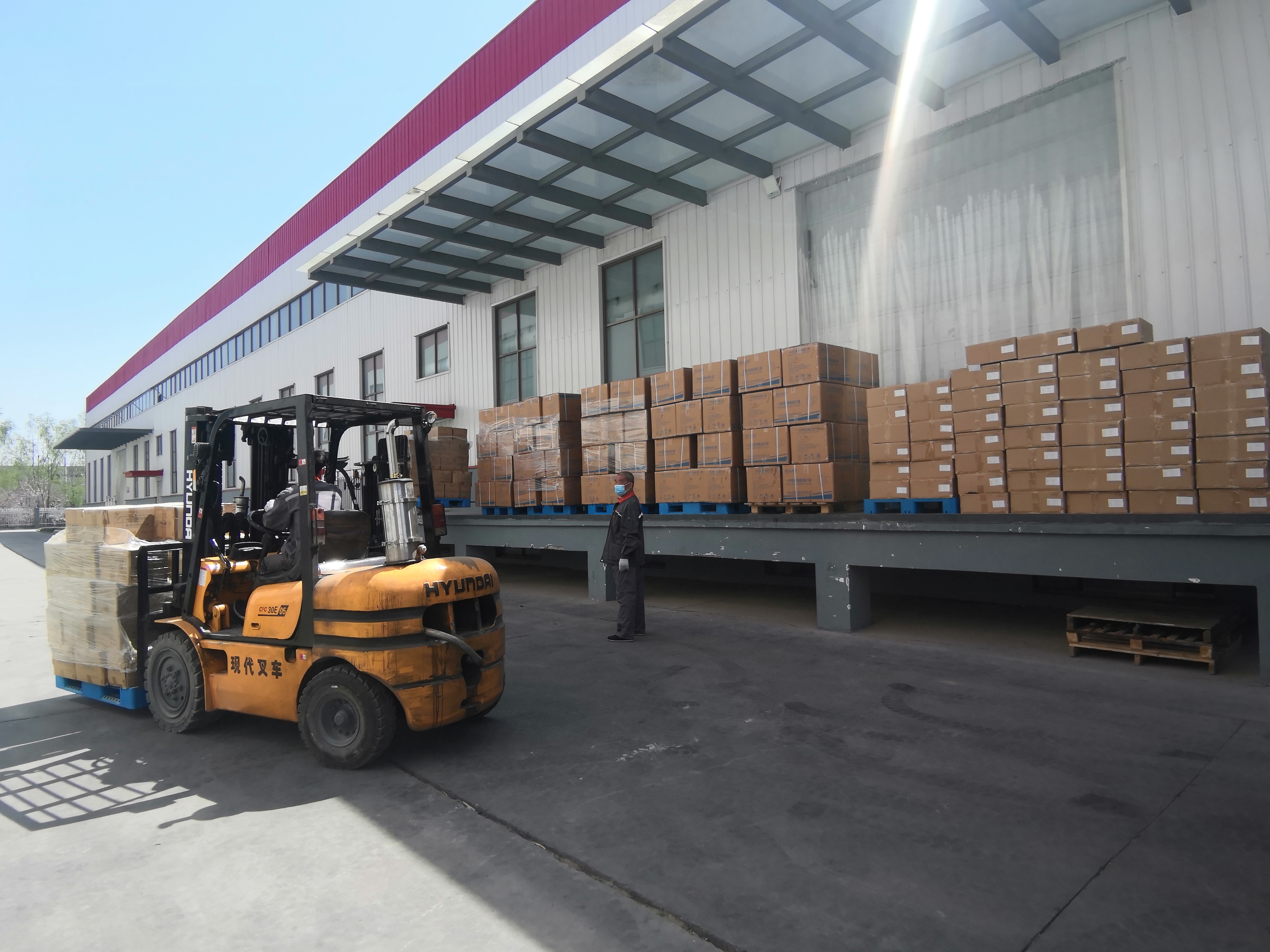 河北百消丹2022年4月8日捐贈(zèng)價(jià)值20萬(wàn)元物資--圖為員工用叉車裝車2.jpg
